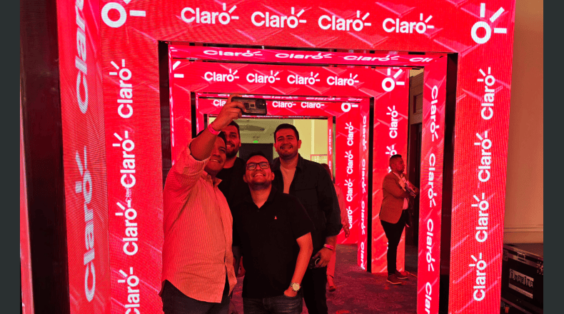 Claro y la innovación en el Social Media Day 2024. Un grupo de asistentes se toma una selfie en la entrada del evento. LPG/Cortesía.