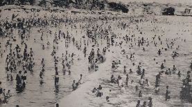 Vista de la playa principal del puerto de Acajutla en el sábado de Gloria de 1964. Ese día, un terremoto sacudió Alaska y produjo un tsunami que llegó a las costas de diferentes países en el Pacífico, entre ellos El Salvador. Para ese entonces no se contaba con la alerta temprana de tsunamis y como se celebraba la Semana Santa con su período vacacional, las playas lucían llenas. Sin embargo, el tsunami llegó debilitado y no causó afectaciones. Foto de LA PRENSA