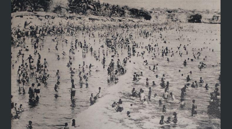 Vista de la playa principal del puerto de Acajutla en el sábado de Gloria de 1964. Ese día, un terremoto sacudió Alaska y produjo un tsunami que llegó a las costas de diferentes países en el Pacífico, entre ellos El Salvador. Para ese entonces no se contaba con la alerta temprana de tsunamis y como se celebraba la Semana Santa con su período vacacional, las playas lucían llenas. Sin embargo, el tsunami llegó debilitado y no causó afectaciones. Foto de LA PRENSA