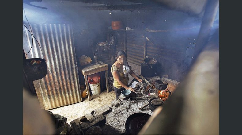 La pobreza multidimensional mide carencias de los hogares en aspectos no solo económicos, también de calidad de su vivienda, educación, salud y seguridad pública.