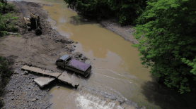 Los constantes desbordamientos del río Amayón hicieron ceder a uno de los puentes peatonales que conecta con cinco caseríos de Panchimalco.