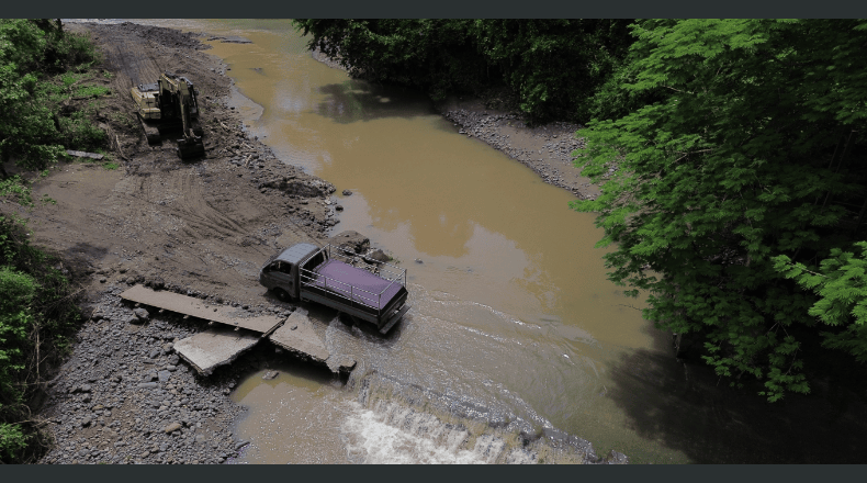 Los constantes desbordamientos del río Amayón hicieron ceder a uno de los puentes peatonales que conecta con cinco caseríos de Panchimalco.