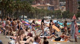 La gente toma el sol en la playa de La Malagueta en Málaga el 6 de julio de 2024. (Foto de JORGE GUERRERO / AFP)