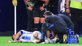 El delantero argentino Lionel Messi recibe asistencia médica durante la final de la CONMEBOL Copa América 2024 contra Colombia en Miami. EFE