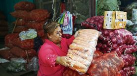 Vendedores de mercados municipales aseguran que temen que la entrada en funcionamiento de las centrales de abasto, anunciadas por el Ejecutivo, tenga repercusiones negativas en sus ventas. Foto de archivo.