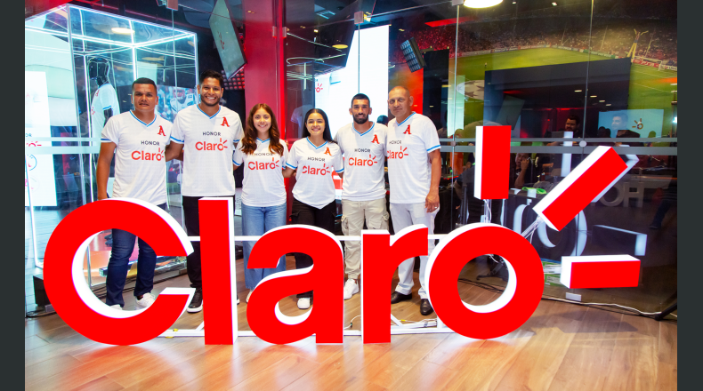 Patrocinadores. Claro El Salvador y Honor tendrán un espacio principal en las nuevas camisetas del equipo femenino y masculino del Alianza Fútbol Club. LPG/Cortesía.