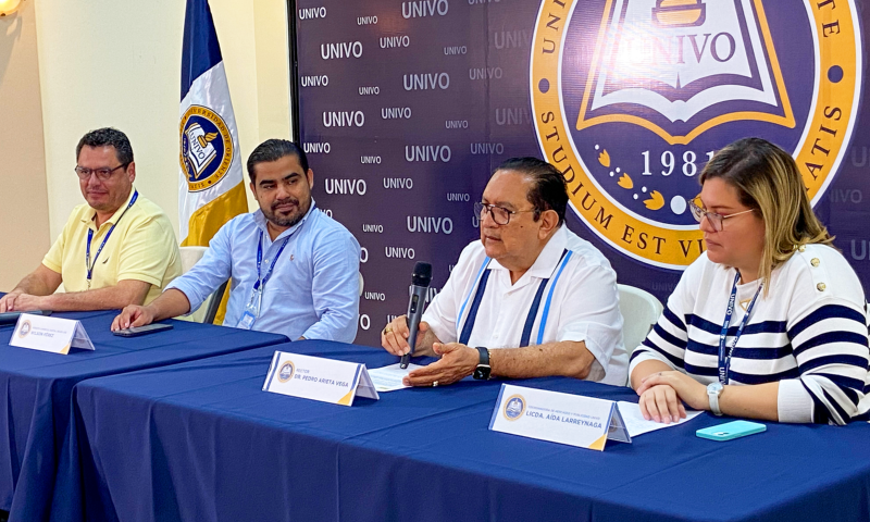 Tercero, de izq. a dcha., Dr. Pedro Arieta Vega, rector de la UNIVO, expresó que el Social Media Day San Miguel promete ser una plataforma para la innovación, el aprendizaje y la aplicación de tecnologías emergentes como la Inteligencia Artificial. LPG/Andrea Escobar.