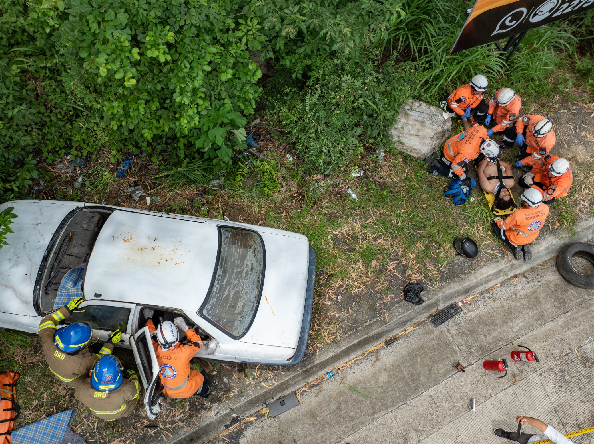 Esta imagen corresponde al simulacro de un accidente de tránsito realizado hoy en la carretera al Puerto de La Libertad. / FOTO CORTESÍA PROTECCIÓN CIVIL.