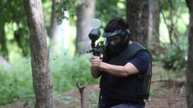 El paintball es un juego de guerra que simula una batalla en la cual dos equipos tratan de eliminar a los contrincantes.