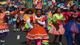 El desfile del Comercio se celebra cada año durante las fiestas agostinas en honor al Divino Salvador del Mundo.