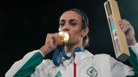 Boxeadora Imane Khelif con su medalla de oro olímpica,