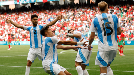 Jugadores argentinos recibieron botellazos de los hinchas marroquíes.