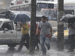 Lluvias y tormentas estarán presentes en horas de la tarde de este sábado en algunos puntos de El Salvador.