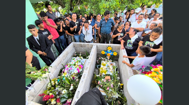 LPGAlfredo Rodríguez.  Las cuatro víctimas fueron sepultadas en el mismo nicho en el cementerio general  de San Cayetano Istepeque.