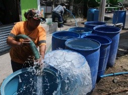 Muchas comunidades de El Salvador tienen un servicio irregular de ANDA y, de aprobarse el decreto, tendrían que pagar más agua potable que no reciben, señaló el CDC./Archivo LPG