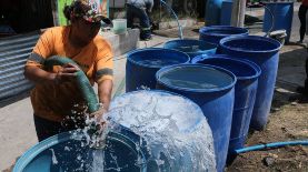 Muchas comunidades de El Salvador tienen un servicio irregular de ANDA y, de aprobarse el decreto, tendrían que pagar más agua potable que no reciben, señaló el CDC./Archivo LPG