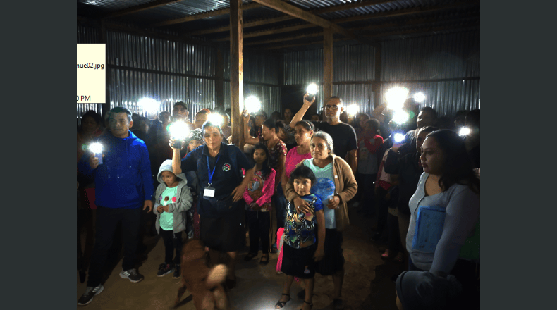 Marielos Román. Los habitantes de la colonia solicitaron a la DOM y a la alcaldía de Apaneca que ejecuten el proyecto de electrificación.