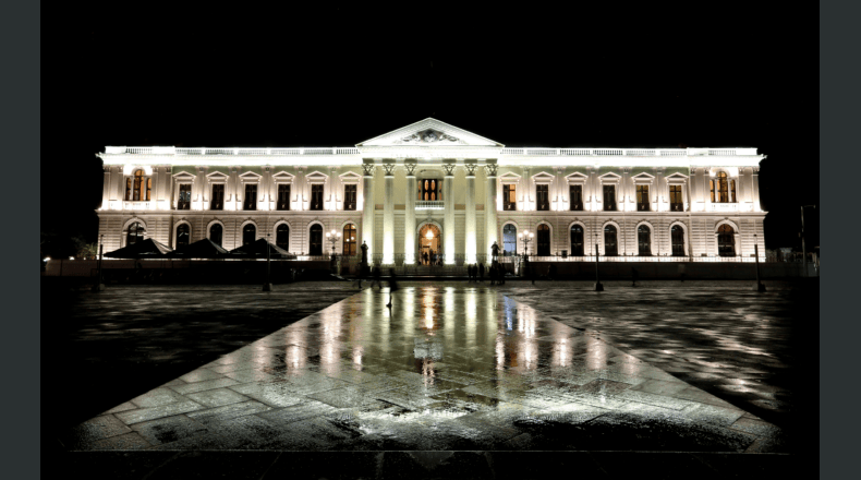 El ministerio de Cultura pagó más de $112 mil por la compra de luces para el Palacio Nacional. Así lucía la noche del pasado miércoles.