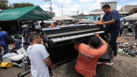 Algunos vendedores del parqueo Santa Fe mudaron este martes sus productos a otros lados. / FOTO EL GRÁFICO, MICHAEL RAMÍREZ.