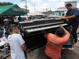 Algunos vendedores del parqueo Santa Fe mudaron este martes sus productos a otros lados. / FOTO EL GRÁFICO, MICHAEL RAMÍREZ.