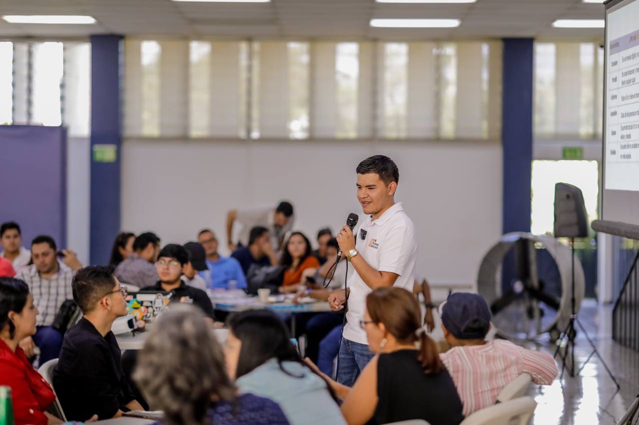 Imagen de la capacitación que recibieron los docentes y que compartió el MINED en su cuenta en X. / FOTO CORTESÍA MINED.