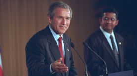 George Bush junto al expresidente salvadoreño, Francisco Flores. Foto: cortesía Casa Blanca.