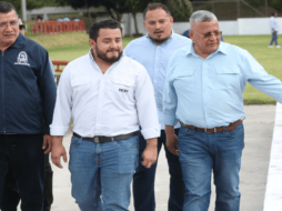 De izquierda a derecha: Juan Rosa Quintanilla, rector de la UES; Romeo Rodríguez, ministro de Obras Públicas; y Roger Arias, vicerrector adminsitrativo. / FOTO LPG, LUIS MARTÍNEZ.