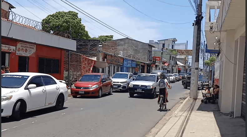 FOTO LPG/Cortesía. Los pobladores  temen ser atropellados por los  vehículos que transitan a alta velocidad.