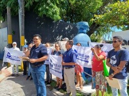 Representantes del Foro del Agua se reunieron esta mañana frente a las oficinas de ANDA. / FOTO CORTESÍA FORO DEL AGUA.