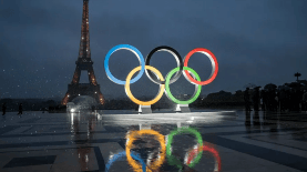 Fotografía de los Anillos Olímpicos frente a la Torre Eiffel. EFE/Ian Langsdon/Archivo