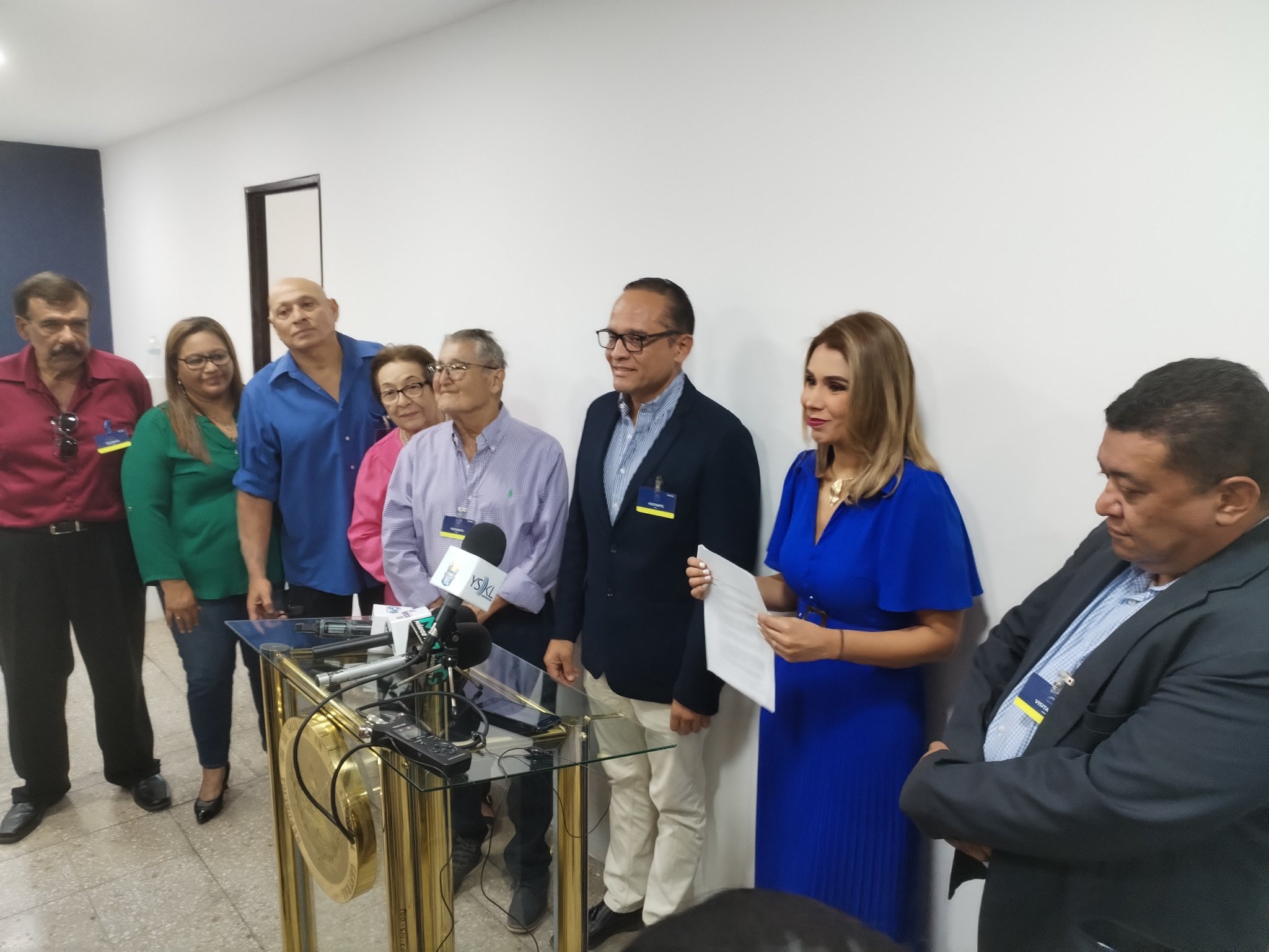 Partido ARENA recibió y presentó iniciativa de afectados por caso COSAVI para crear un fideicomiso para que puedan recibir sus ahorros depositados en la cooperativa.