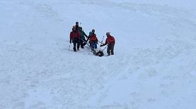 Esta foto difundida por la Comisión de Auxilio Club Andino Bariloche muestra el equipo de rescate trabajando después de la avalancha en el Cerro López.  Foto: AFP