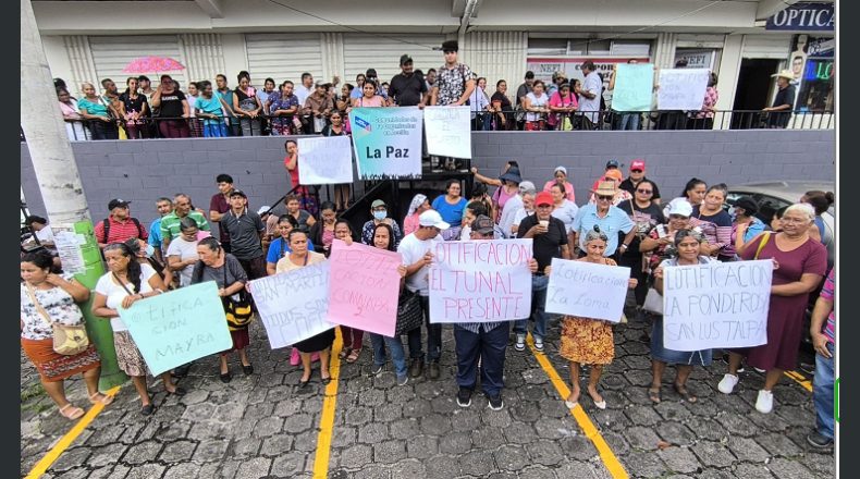 LPG/Alfredo Rodríguez. Decenas de personas se concentraron frente a la oficina de ARGOZ,  en Zacatecoluca, para exigir las escrituras de sus lotes.