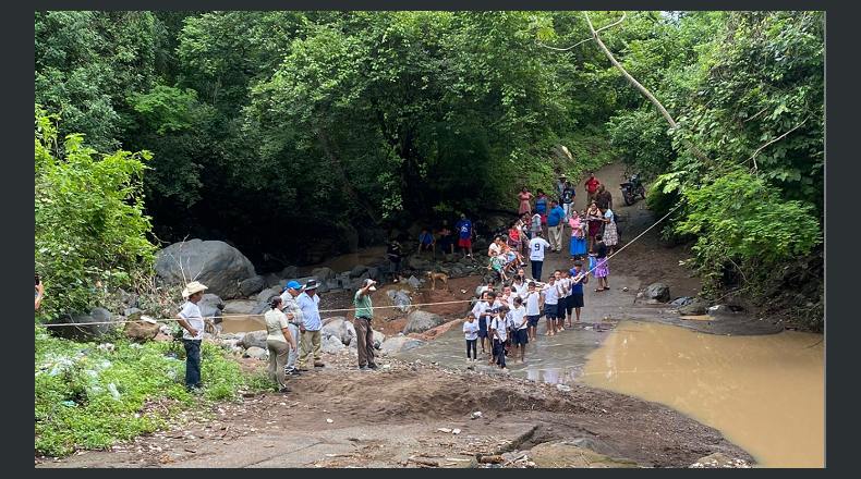 LPG/Emanuel Boquin. Adultos  y niños se exponen al cruzar la quebrada cuando llueve, ya que el agua sube varios metros.