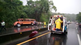 Al menos 9 personas resultaron lesionadas en un accidente de tránsito en el desvío del Cerro Verde entre Armenia e Izalco, Sonsonate. Foto: Cortesía