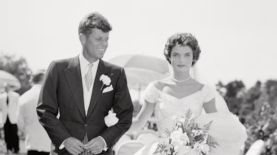 Jackie Bouvier, recién casada, del brazo de su flamante marido, John Fitzgerald Kennedy. Foto: Getty Images