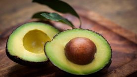 El aguacate se puede añadir en batidos, ensaladas, guacamole, mousses, e incluso como sustituto de la mantequilla o la nata en recetas.  Foto: iStock