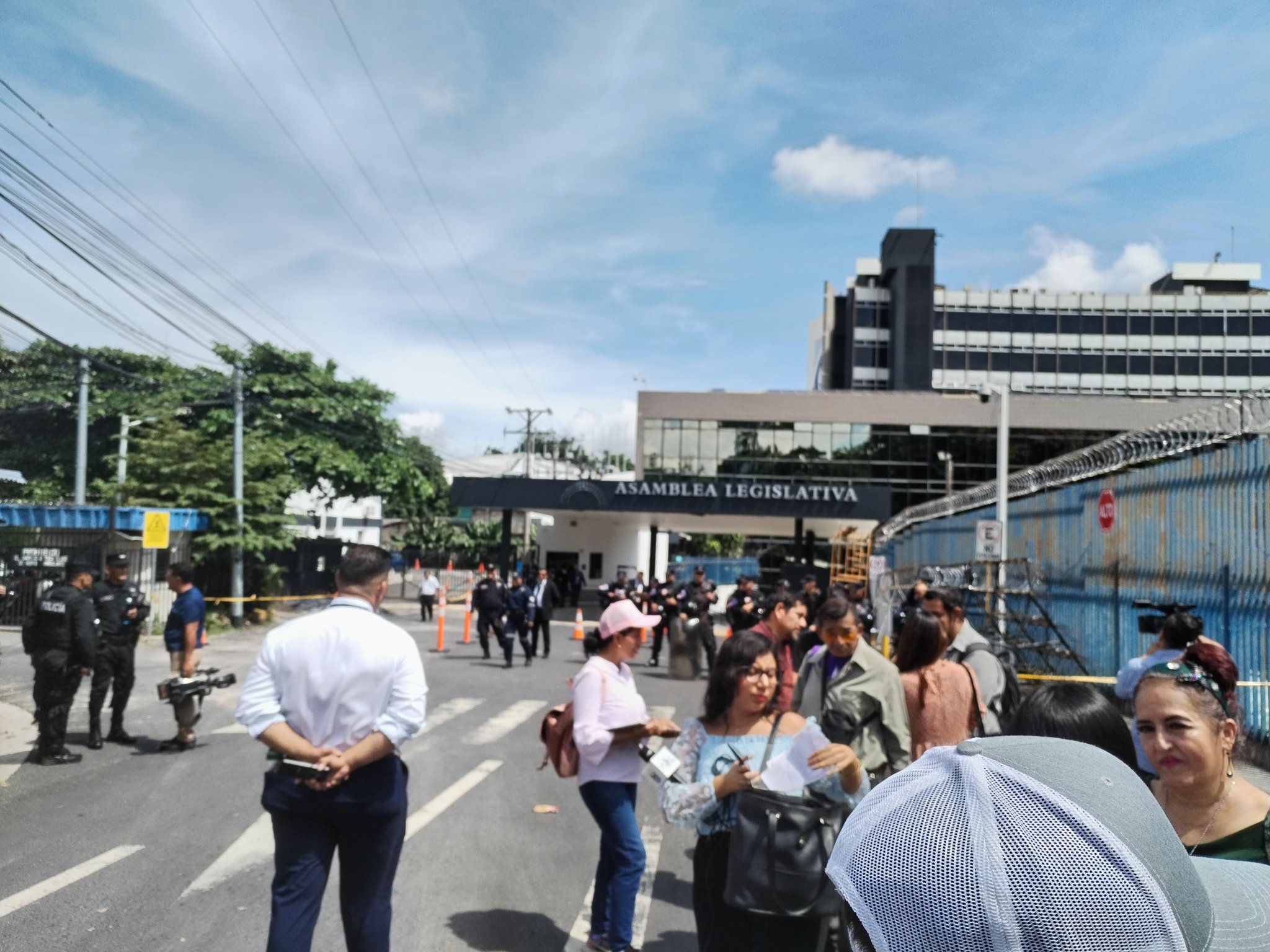 a Mesa Permanente por la Justicia Laboral entregó su petición por medio de la diputada Claudia Ortiz, de Vamos.