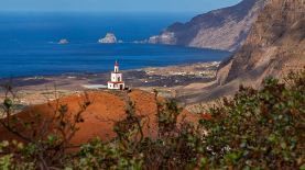 La isla de El Hierro es conocida por sus fuertes vientos, increíbles paisajes y sus faros que marcaban en los tiempos antiguos el fin del mundo conocido.