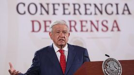 El presidente de México, Andrés Manuel López Obrador, habla durante su conferencia de prensa matutina este jueves, en Palacio Nacional en la Ciudad de México (México). López Obrador argumentó que la decisión de Claudia Sheinbaum de no invitar al rey de España, Felipe VI, a su ceremonia de investidura es para 