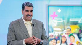 Fotografía cedida por la Prensa Miraflores del presidente de Venezuela, Nicolás Maduro, durante su programa de televisión 'Con Maduro +'.