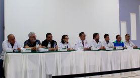 Miembros del COLMEDES y del SIMETRISSS durante la conferencia de prensa de este lunes. / FOTO CORTESÍA COLMEDES.