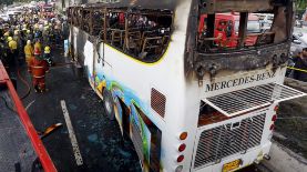 Los equipos de emergencia inspeccionan el autobús calcinado en el norte de Bangkok, que transportaba a estudiantes y profesores. Foto: EFE/EPA/NARONG SANGNAK