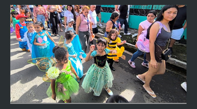 Foto LPG/Alfredo Rodríguez. Los estudiantes celebraron el Día del Niño con un desfile lleno de color. 