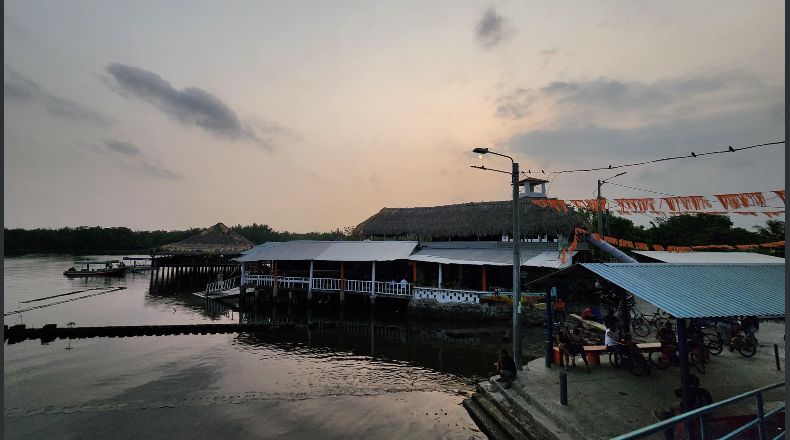 FOTO LPG/ Alfredo Rodríguez. Por las principales calles de San Luis La Herradura, en La Paz Centro, se comercializan pupusas de pescado y camarón.