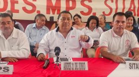 Israel Montano (centro), de ANDES 21 de Junio, durante la conferencia de prensa esta mañana. / FOTO CORTESÍA ANDES 21 DE JUNIO.