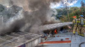 Incendio en tres casas de Ciudad Merliot. Foto: cortesía Bomberos de El Salvador