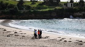 Funcionarios examinan las misteriosas bolas negras que se han encontrado en las playas de la costa de Sídney.