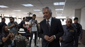 El periodista José Rubén Zamora llega a una audiencia en el Organismo Judicial de Guatemala, este viernes, en la Ciudad de Guatemala (Guatemala).