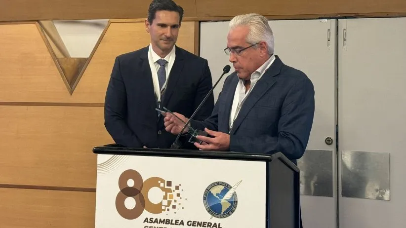 El primer vicepresidente de la SIP, José Roberto Dutriz Fogelbach, le entregó el premio en el marco de 80° Asamblea General. Foto: SIP